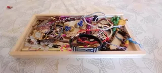 Reloj y pulseras doradas y multicolor