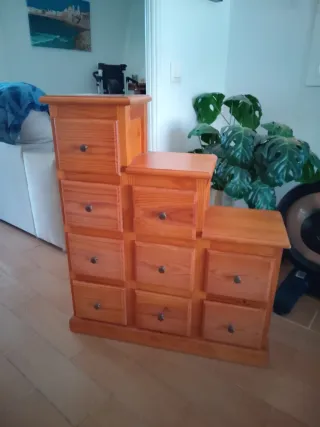 Mueble escalonado de madera con cajones