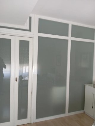 Mamparas de separación y puertas