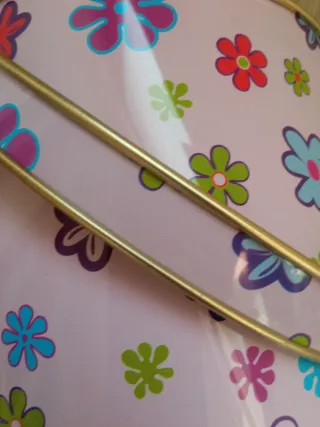 Cubo metálico decorado con flores