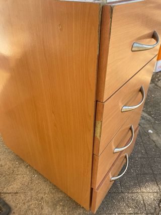 Cajonera de madera con ruedas