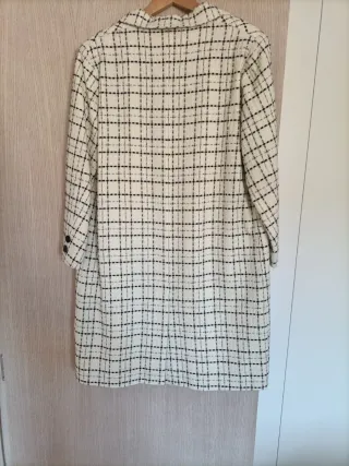 Abrigo blanco con cuadros negros