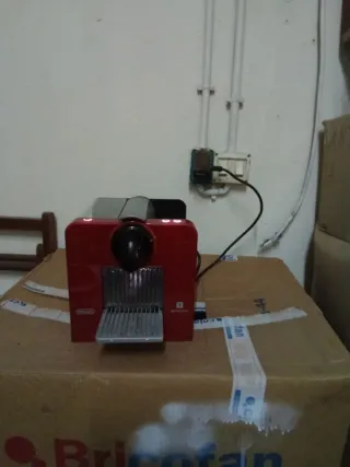 Cafetera Nespresso Roja y Negra