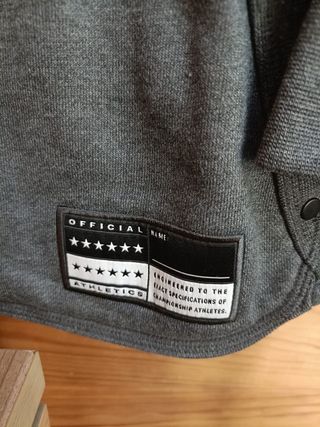 Sudadera Nike Color Gris, Negro y Rojo Talla XS.