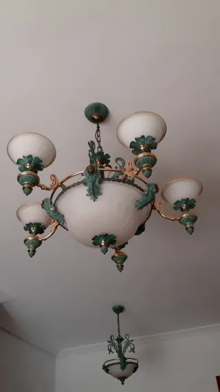 Lámpara de techo dorada y verde