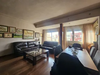 Salón completo: sofás, mesa y sillas