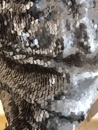 Falda de lentejuelas negra y plateada