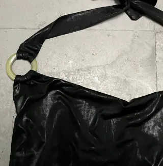 Top negro brillante con anillas