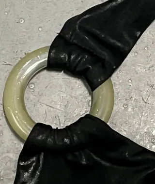 Top negro brillante con anillas