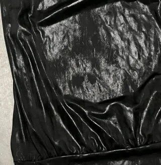 Top negro brillante con anillas