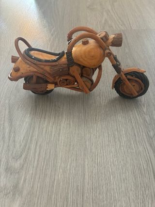 Moto de madera artesanal