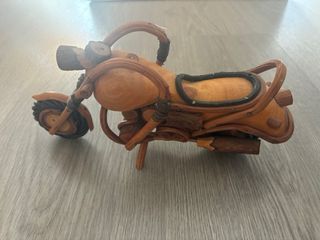 Moto de madera artesanal