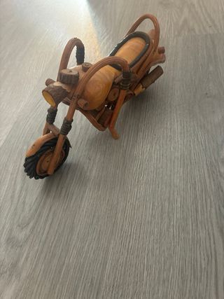 Moto de madera artesanal
