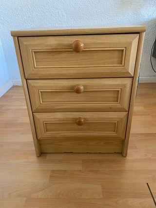 Mesita de noche de madera con 3 cajones