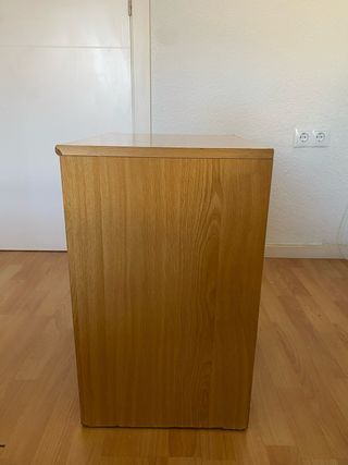 Mesita de noche de madera con 3 cajones