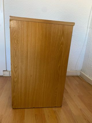 Mesita de noche de madera con 3 cajones