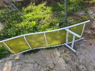 Tumbona verde y blanca