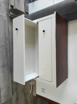 Cómoda blanca con tapa de madera