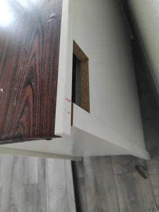 Cómoda blanca con tapa de madera