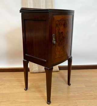 Mesita de Noche Antigua