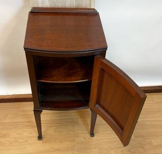 Mesita de Noche Antigua