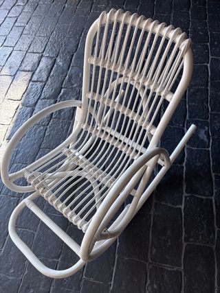 Mecedora infantil de ratán blanca