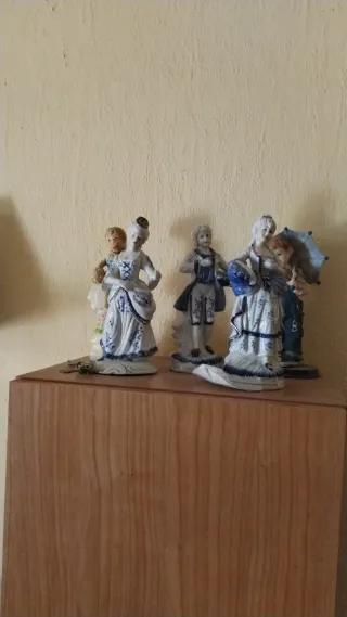 Figuras de porcelana azul y blanco