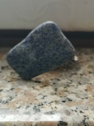 Miniatura lupo in piedi su pietra