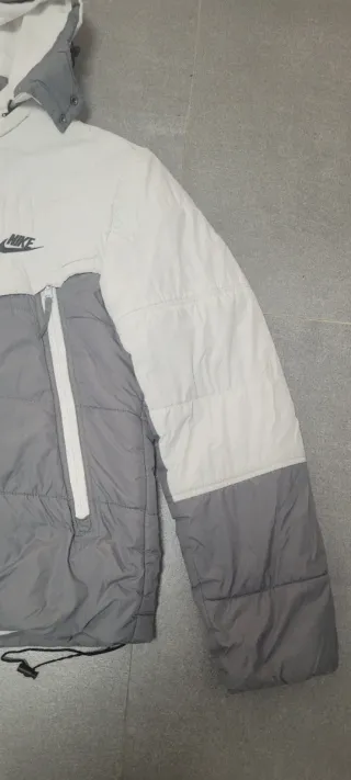 Chaqueta Nike Gris y Blanca con Capucha