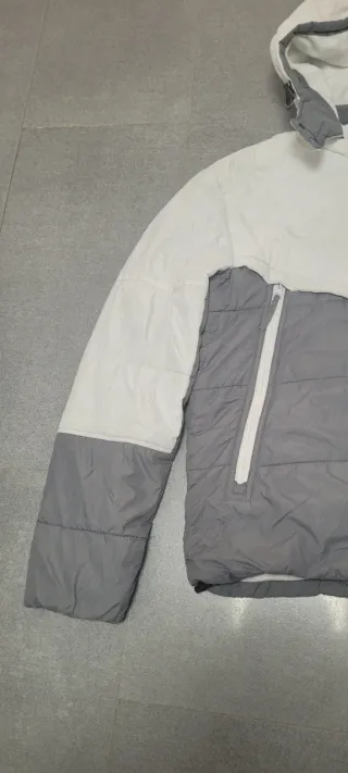 Chaqueta Nike Gris y Blanca con Capucha