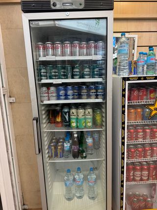 Nevera expositora de bebidas FRED