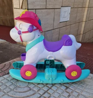 Caballo balancín y correpasillos