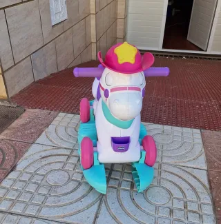 Caballo balancín y correpasillos