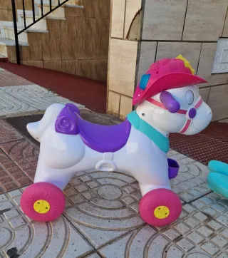 Caballo balancín y correpasillos