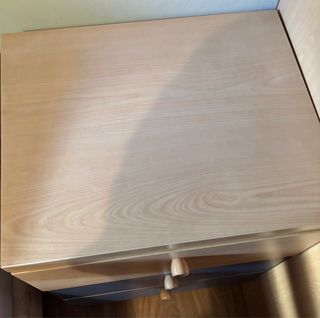 Cómoda de madera y plástico