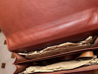 Maletín de cuero vintage con cierre dorado