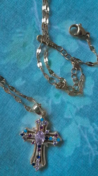 Cadena y cruz dorada con piedras