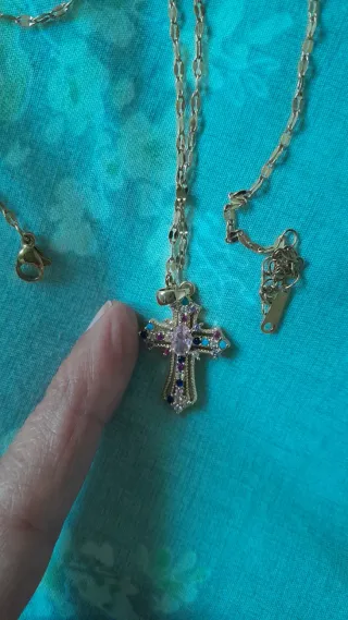 Cadena y cruz dorada con piedras