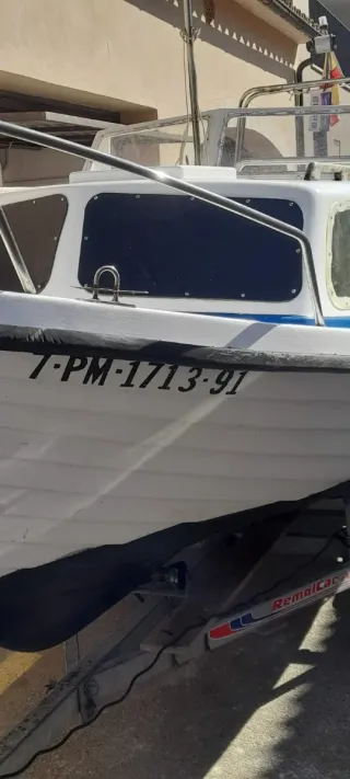 Se vende barca con remolque incluido.