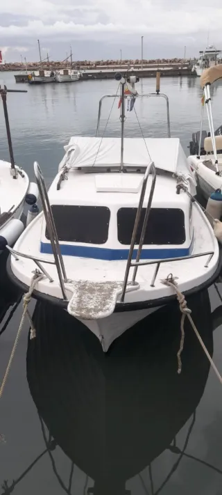 Se vende barca con remolque incluido.