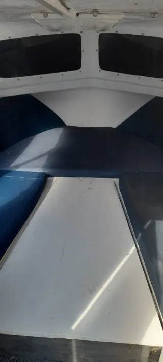 Se vende barca con remolque incluido.