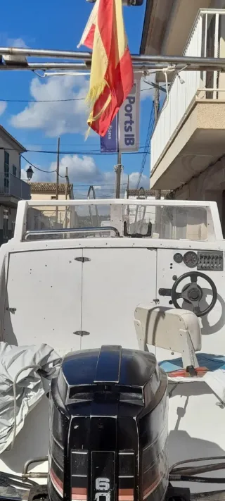 Se vende barca con remolque incluido.