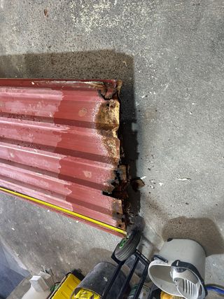 Chapa grecada roja Retirada de otro tejado