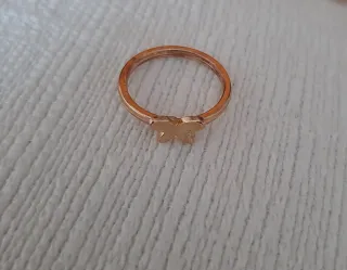Anillo dorado con mariposa