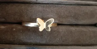 Anillo dorado con mariposa