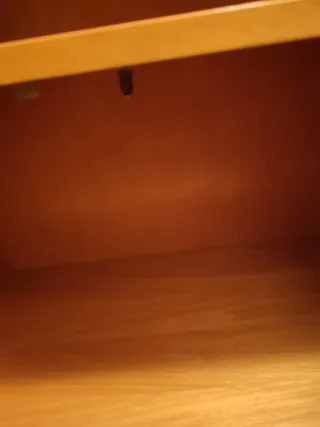 Mueble de madera con cajón y puertas