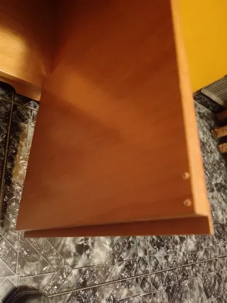 Mueble de madera con cajón y puertas