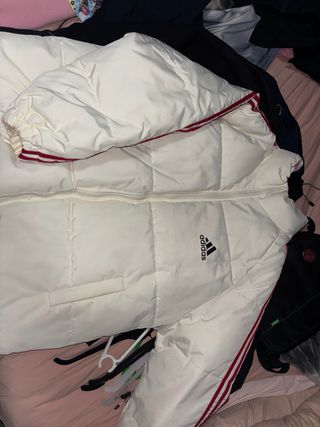 Abrigo acolchado Adidas blanco y rojo