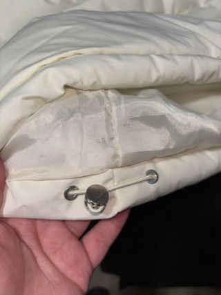 Abrigo acolchado Adidas blanco y rojo