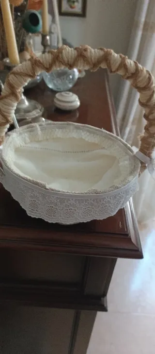 Cesta redonda con asa de macramé